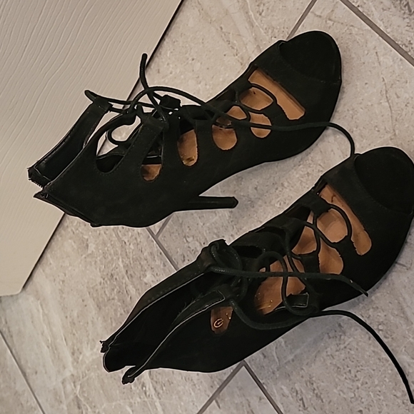 Heels - Picture 2 of 4